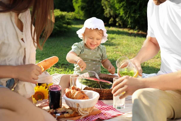 Nettes Kind Und Seine Eltern Picknicken Sonnigen Tag Garten — Stockfoto