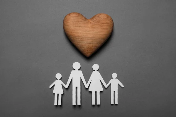 Papírové Rodinné Postavy Dřevěné Srdce Šedém Pozadí Ploché Ležely Pojištění — Stock fotografie