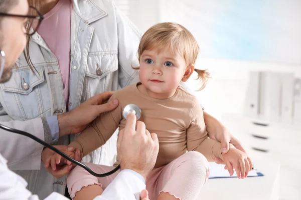 Anya Aranyos Kisbabája Találkoznak Gyermekorvossal Klinikán Orvos Megvizsgálja Kislányt — Stock Fotó