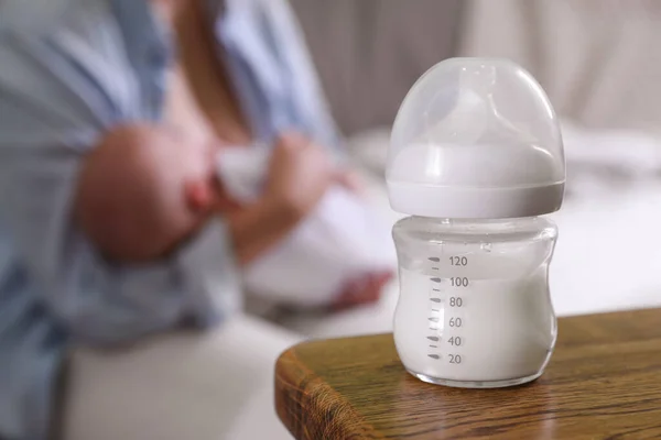 Anne Küçük Bebeği Evde Bir Şişe Süte Odaklanıyor Metin Için — Stok fotoğraf