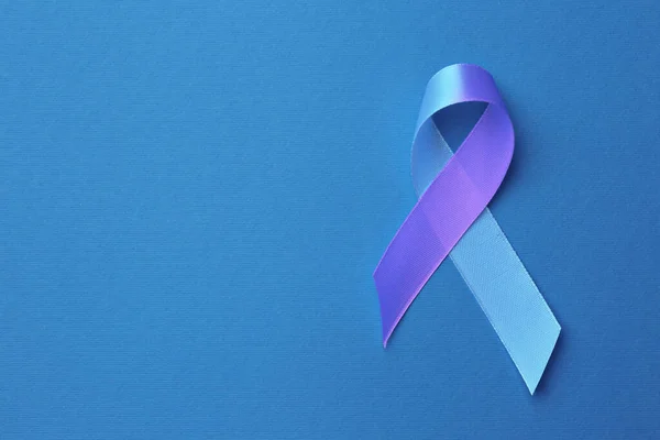 世界関節炎の日 色の背景に青と紫の意識リボン トップビュー テキストのスペース — ストック写真