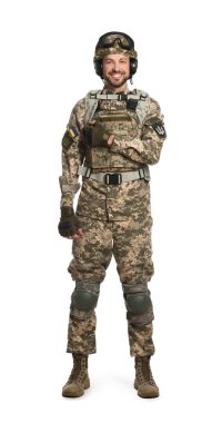 Beyaz arka planda taktik gözlükleri ve kulaklıkları olan Ukrayna askeri üniformalı bir asker.