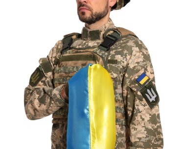 Beyaz arka planda Ukrayna bayrağı olan askeri üniformalı asker, yakın plan.