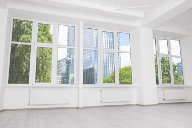 Beyaz duvarları ve pencereleri olan modern ofis odası. İç tasarım