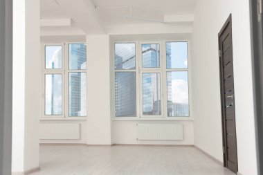 Pencereleri ve kapısı olan modern ofis odası. İç tasarım