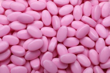 Arkaplan olarak birçok pembe dragee şekeri, yakın plan