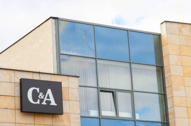 SIEDLCE, POLAND - 30 AĞUSTOS 2022: C & A mağaza logosuna sahip alışveriş merkezi