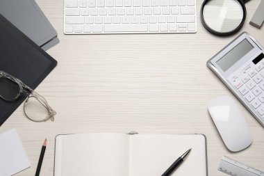 Klavyeli kompozisyon, not defterleri ve beyaz ahşap masa üzerinde büyüteç, düz konum. Metin için boşluk