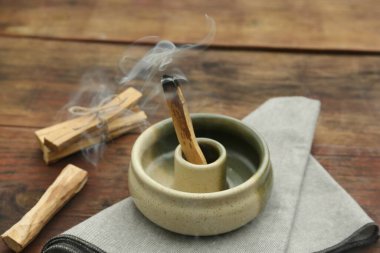 Palo Santo için için için için için yanan tahta bir masa.