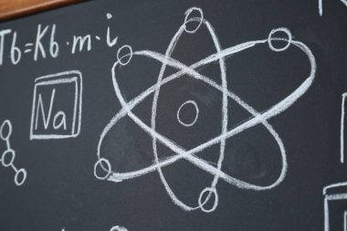 Tahtaya tebeşirle yazılmış farklı kimyasal formüller.