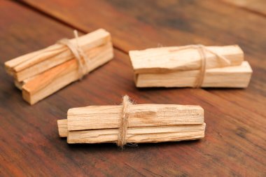 Palo Santo sopaları ahşap masaya bağlanmış, yakın plan.