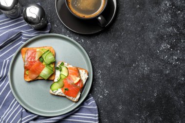 Somonlu tost, krem peynir ve siyah masada salatalık, en iyi manzara. Metin için boşluk