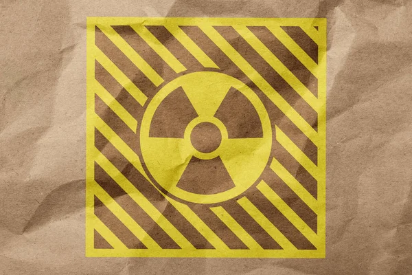 Buruşmuş Kraft Kağıdında Radyoaktif Tabela Tehlike Sembolü — Stok fotoğraf