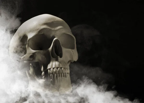 暗闇の中で煙から出てくる恐ろしい頭蓋骨 — ストック写真