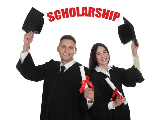 Stipendienkonzept Glückliche Studenten Akademischen Kleidern Mit Diplomen Auf Weißem Hintergrund — Stockfoto