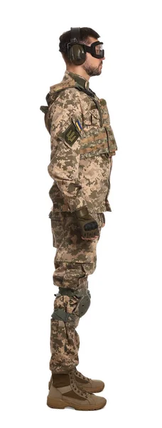 ウクライナ軍の制服で兵士 白い背景に戦術ゴーグルとヘッドフォン — ストック写真