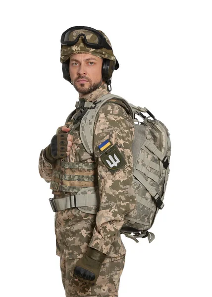 戦術ゴーグルと白の背景にバックパックとウクライナ軍の制服の兵士 — ストック写真