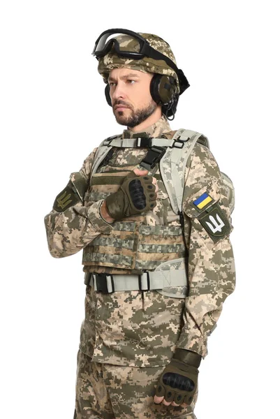 Voják Ukrajinské Vojenské Uniformě Taktickými Brýlemi Bílém Pozadí — Stock fotografie