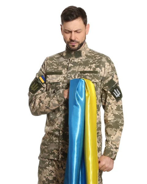 Katona Katonai Egyenruhában Ukrán Zászló Fehér Háttér — Stock Fotó