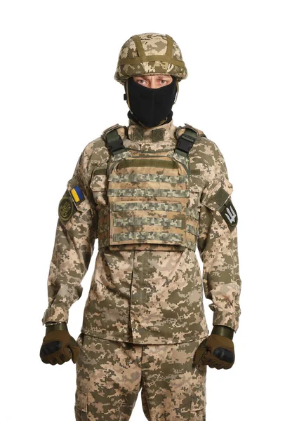 Beyaz Arka Planda Askeri Üniformalı Ukraynalı Asker Miğfer Kar Maskesi — Stok fotoğraf