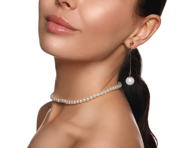 Mujer Joven Con Elegantes Joyas Perlas Sobre Fondo Blanco Primer — Foto de Stock