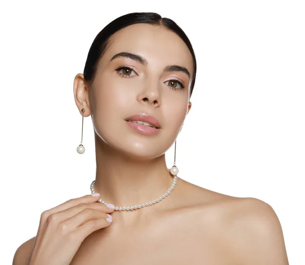Giovane Donna Che Indossa Eleganti Gioielli Perle Sfondo Bianco — Foto Stock