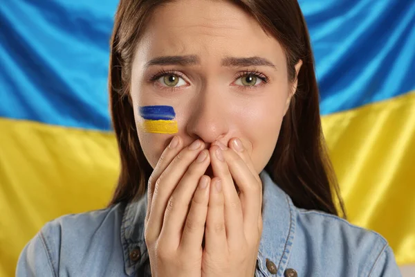 Smutná Mladá Žena Sepjatýma Rukama Poblíž Ukrajinské Vlajky Detailní Záběr — Stock fotografie