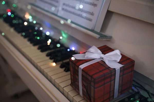 Geschenkkarton Und Lichterketten Auf Klaviertasten Drinnen Platz Für Text Weihnachtsmusik — Stockfoto