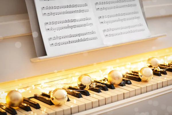 Piyano Tuşlarında Altın Takılar Peri Işıkları Yakın Plan Noel Müziği — Stok fotoğraf