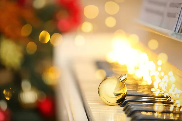 Wunderschöne Goldene Christbaumkugel Und Lichterketten Auf Klaviertasten Platz Für Text — Stockfoto