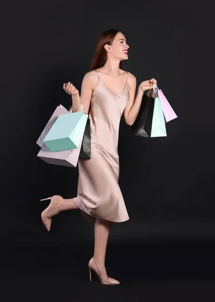 Glückliche Junge Frau Mit Einkaufstaschen Auf Schwarzem Hintergrund Großer Verkauf — Stockfoto