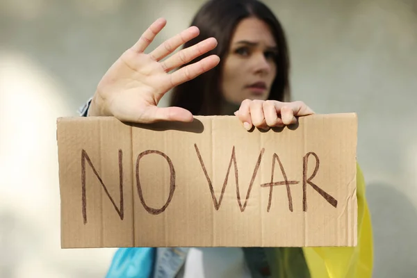 Mulher Triste Segurando Cartaz Com Palavras Sem Guerra Mostrando Gesto — Fotografia de Stock