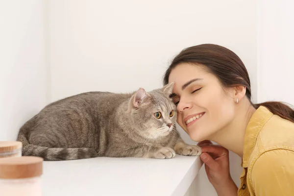 Young Woman Adorable Cat Home — Stock Photo, Image