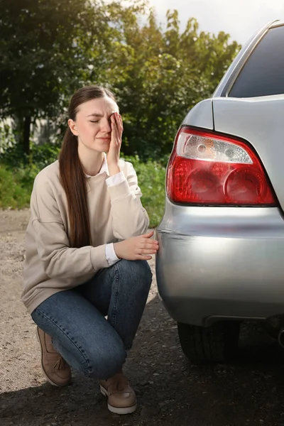 Stresowana Kobieta Pobliżu Samochodu Zadrapaniami Zewnątrz — Zdjęcie stockowe