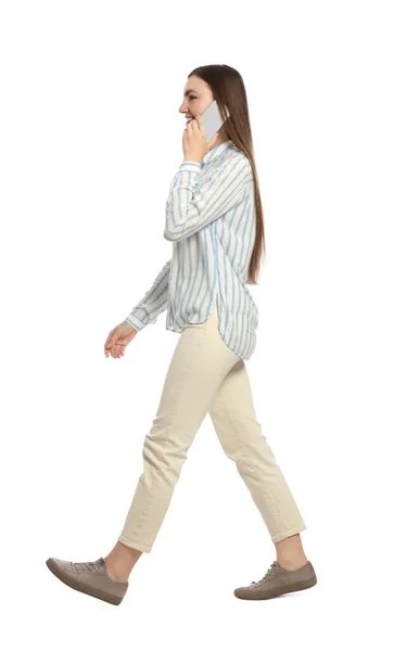 Giovane Donna Abito Casual Parlando Smartphone Mentre Cammina Sfondo Bianco — Foto Stock