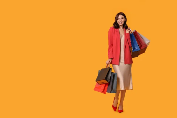 Schöne Junge Frau Mit Papiereinkaufstaschen Auf Gelbem Hintergrund Raum Für — Stockfoto