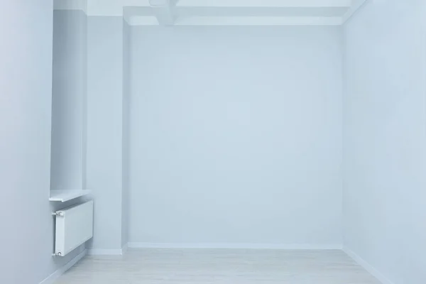 Tamir Sırasında Beyaz Duvarları Isıtıcısı Prizleri Olan Boş Bir Oda — Stok fotoğraf