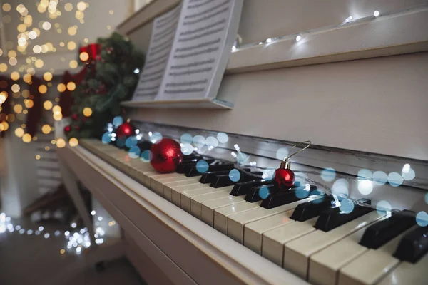 Bugigangas Vermelhas Luzes Fadas Teclas Piano Dentro Casa Close Música — Fotografia de Stock