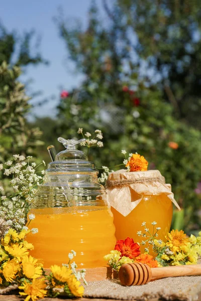 Läcker Färsk Honung Och Vackra Blommor Träbord Trädgården — Stockfoto