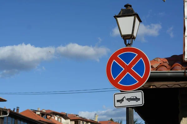 Znak Drogowy Nie Zatrzymywanie Się Światłach Ulicznych Przed Błękitnym Niebem — Zdjęcie stockowe