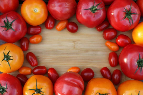 Quadro Com Diferentes Tipos Tomates Mesa Madeira Flat Lay Espaço — Fotografia de Stock