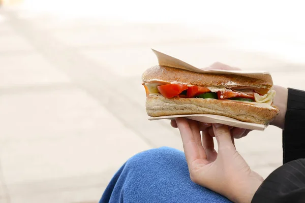 Frau Hält Leckeres Sandwich Mit Gemüse Freien Nahaufnahme Und Platz — Stockfoto