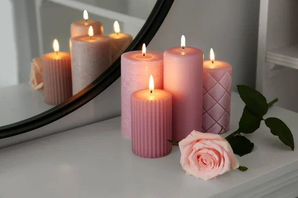 Bougies Allumées Rose Sur Console Blanche Près Miroir — Photo