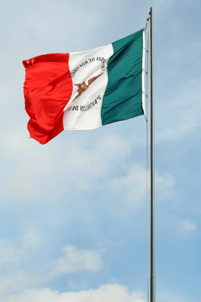 Mexikó Zászló Repül Kék Ellen Napsütéses Napon — Stock Fotó