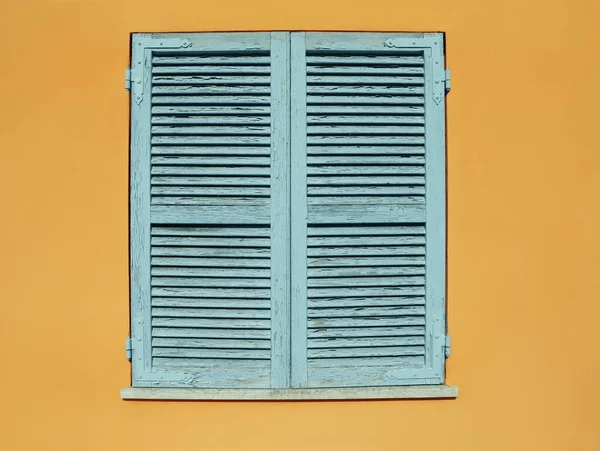 Вікно Закритими Дерев Яними Віконницями Помаранчевій Стіні — стокове фото
