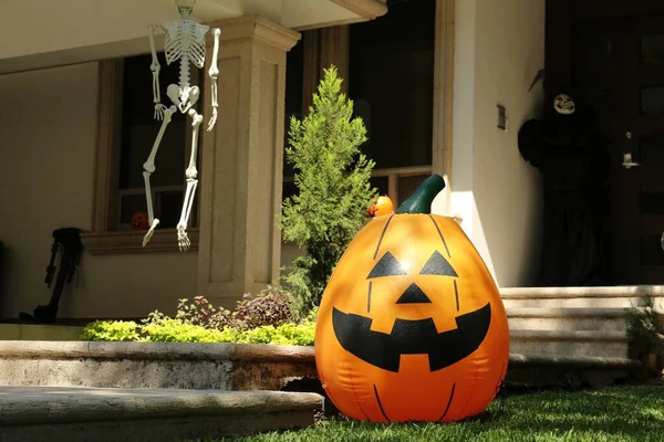 Jack Lantern Gonflable Près Maison Décorée Pour Halloween — Photo
