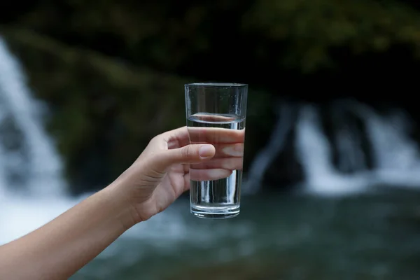Mujer Sosteniendo Vaso Agua Dulce Cerca Cascada Primer Plano — Foto de Stock