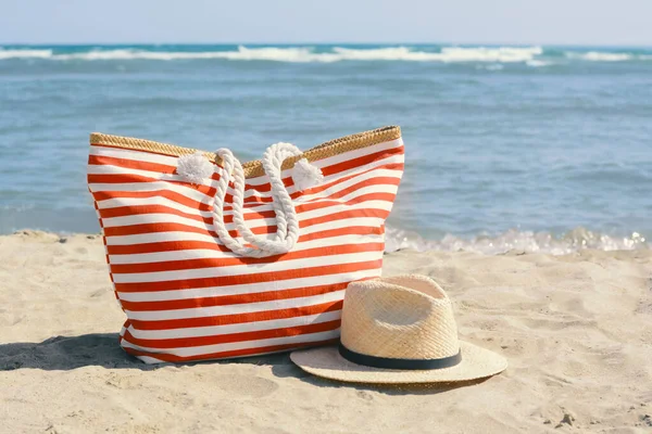 Stylish Striped Bag Straw Hat Sandy Beach Sea — Stock Photo, Image