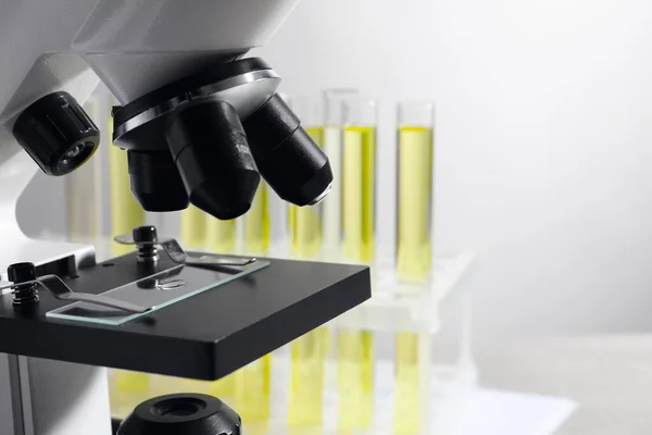 Microscoop Met Druppel Urine Glazen Glaasje Laboratorium Ruimte Voor Tekst — Stockfoto