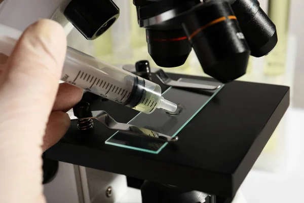 Dokter Die Urine Laat Vallen Microscoop Glazen Glaasje Close — Stockfoto
